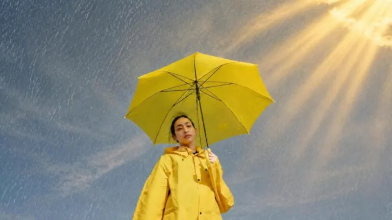 Quem prefere chuva ao sol costuma compartilhar esse comportamento, segundo a psicologia
