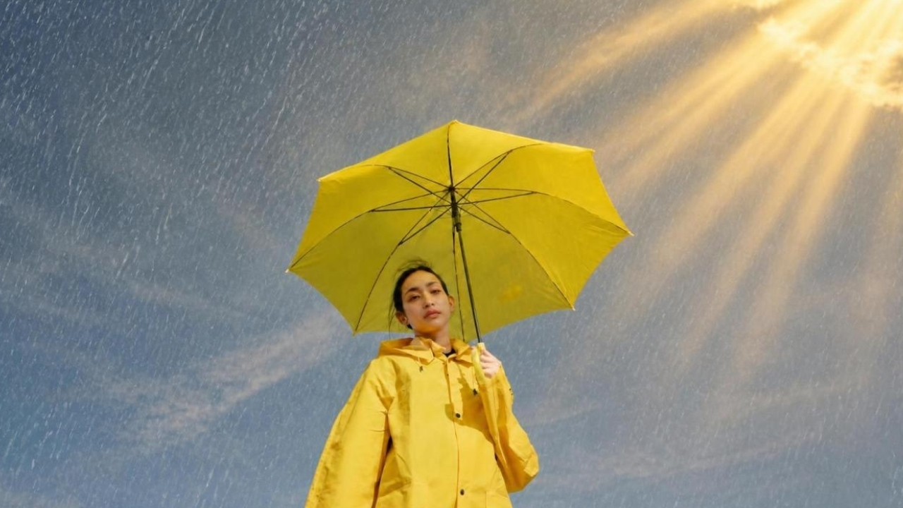Quem prefere chuva ao sol costuma compartilhar esse comportamento, segundo a psicologia