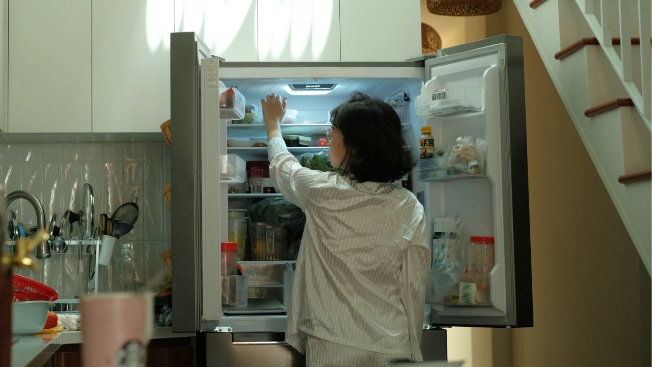 Hábito que faz a geladeira consumir mais energia sem ninguém perceber