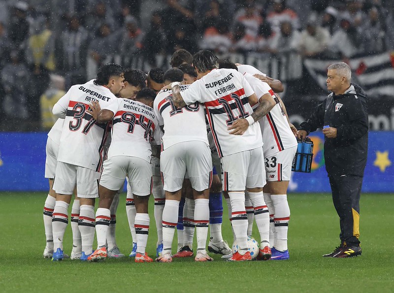 Torcida do São Paulo recebe aviso sobre barca de jogadores que vão deixar o clube