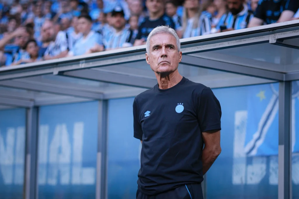 Torcida descobre o motivo pelo qual Luís Castro não foi demitido do Grêmio