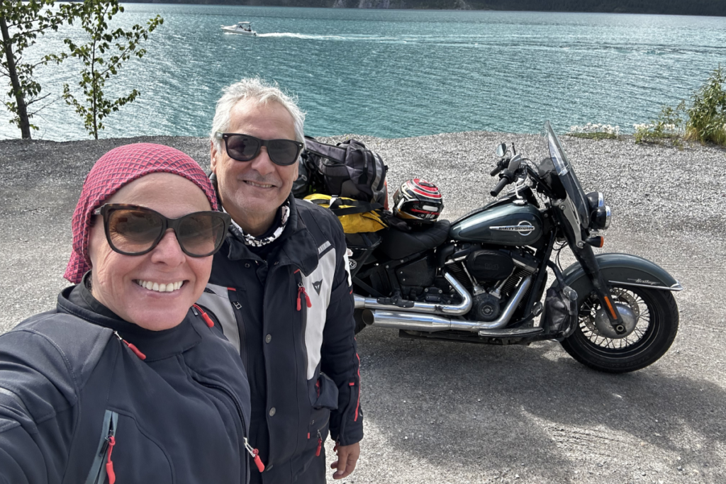 Rumo à Rota da Seda, casal de Simão Pereira percorre o mundo de moto 3 Em uma volta ao mundo de moto, o casal de Simão Pereira percorre a Rota da Seda rumo à China e mira os cem países antes dos 65 anos de Sergio.