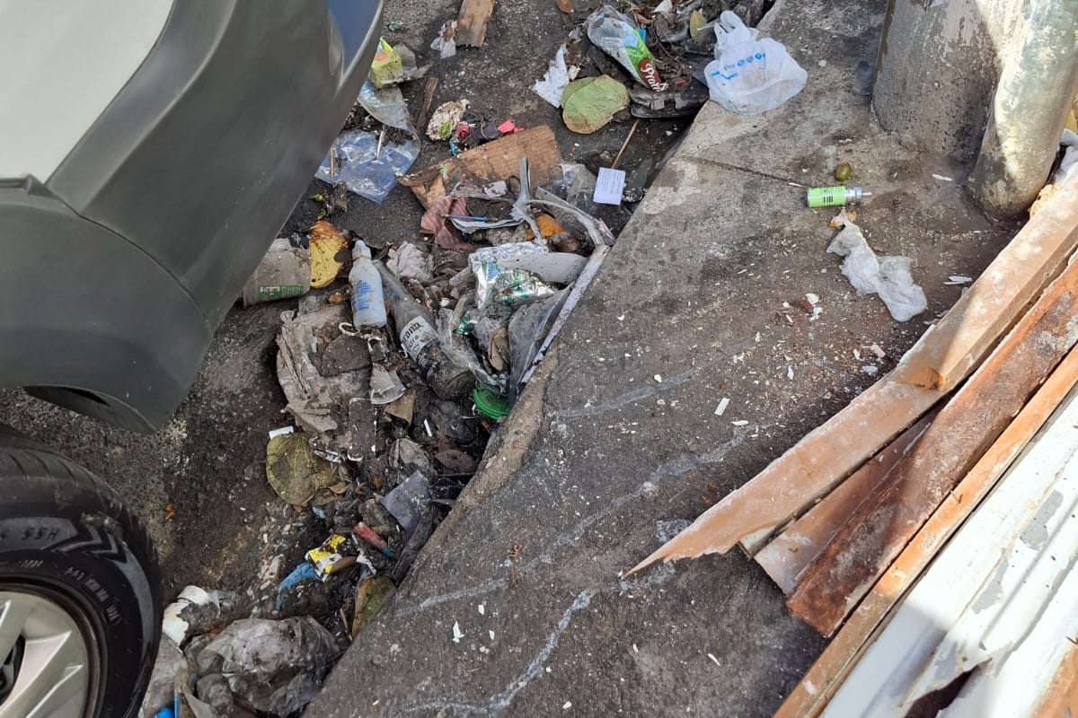 Descarte irregular de lixo é registrado na Rua Tiradentes