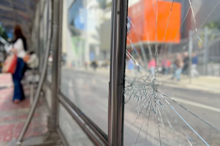 Ponto de ônibus na Avenida Rio Branco tem vidro trincado