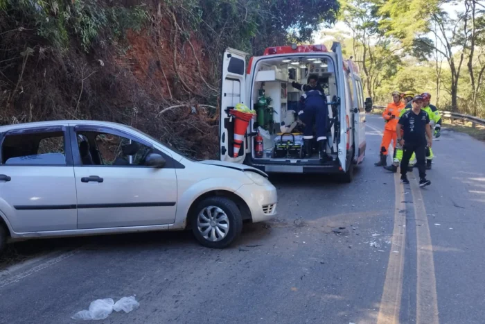 Acidente entre caminhão e carro mobiliza resgate e deixa três feridos na MG-133 38 Design sem nome 14