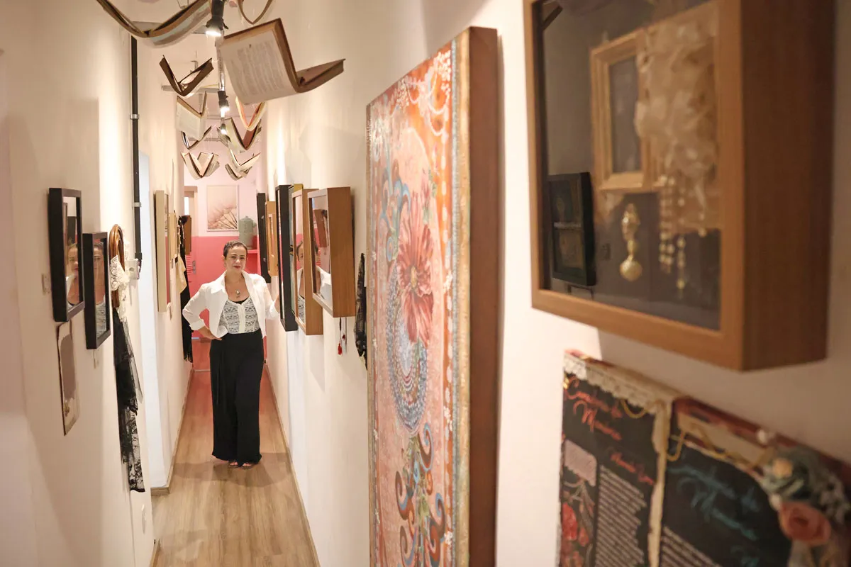 Marcela Lima revisita trajetória de mais de 30 anos em exposição no Prosa Café