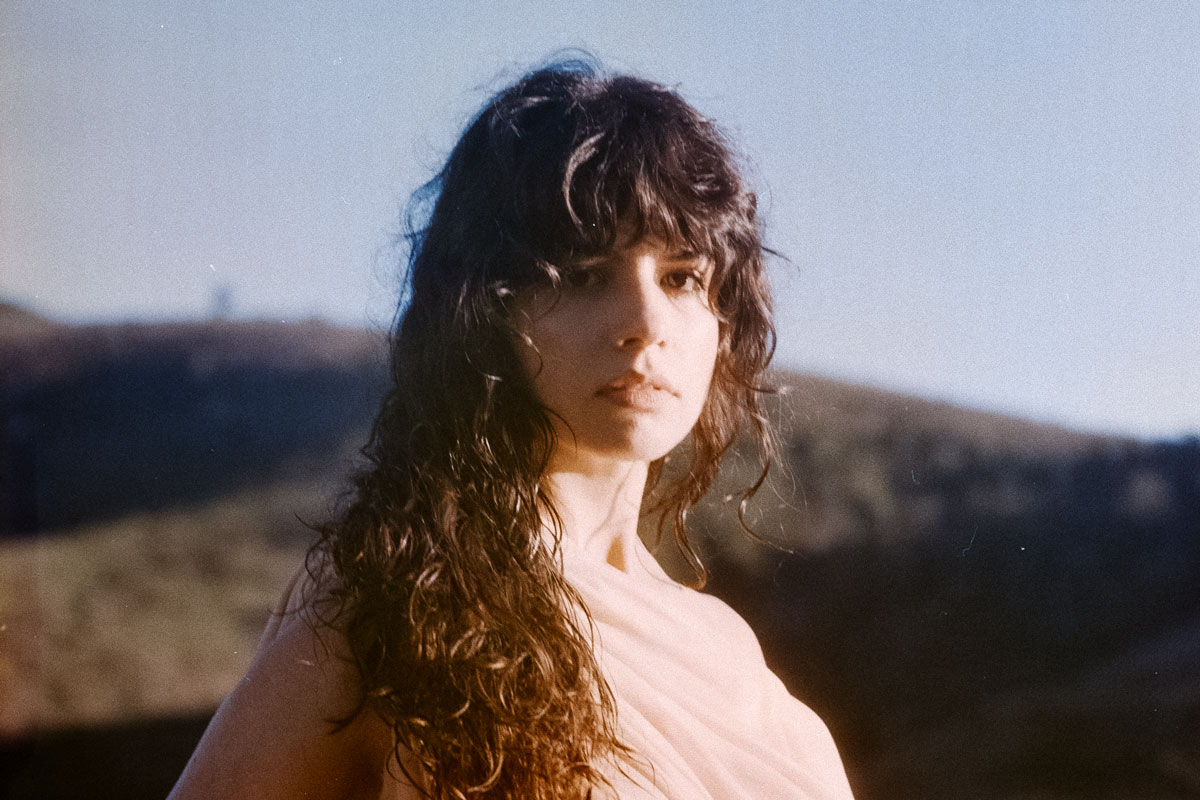 Gabriela Ozório se assume como artista no EP de estreia ‘Cores d’água’