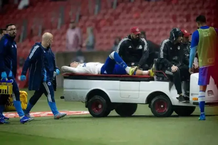 Gabriel Pec passará por cirurgia após sofrer fratura na estreia pelo Cruzeiro; zagueiro se posiciona