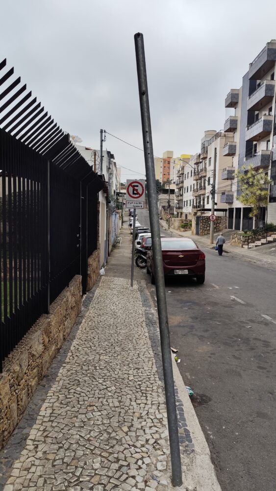 Estrutura sem placa compromete sinalização em rua no São Mateus 1 IMG 20260709 085408.jpg