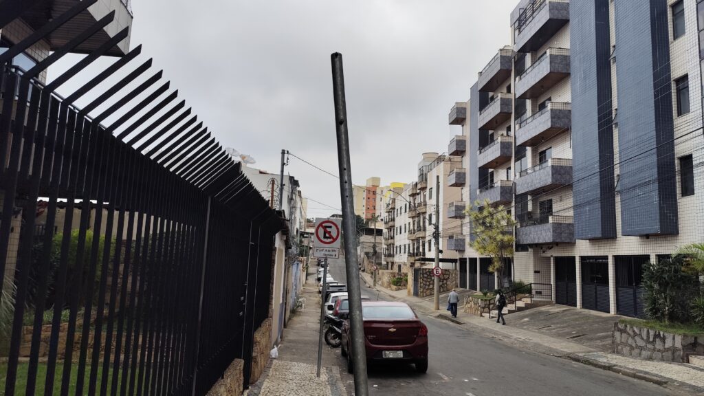 Estrutura sem placa compromete sinalização em rua no São Mateus 2 IMG 20260709 085411.jpg