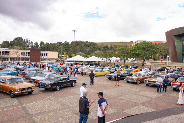 Exposição de carros antigos reúne modelos clássicos em Juiz de Fora