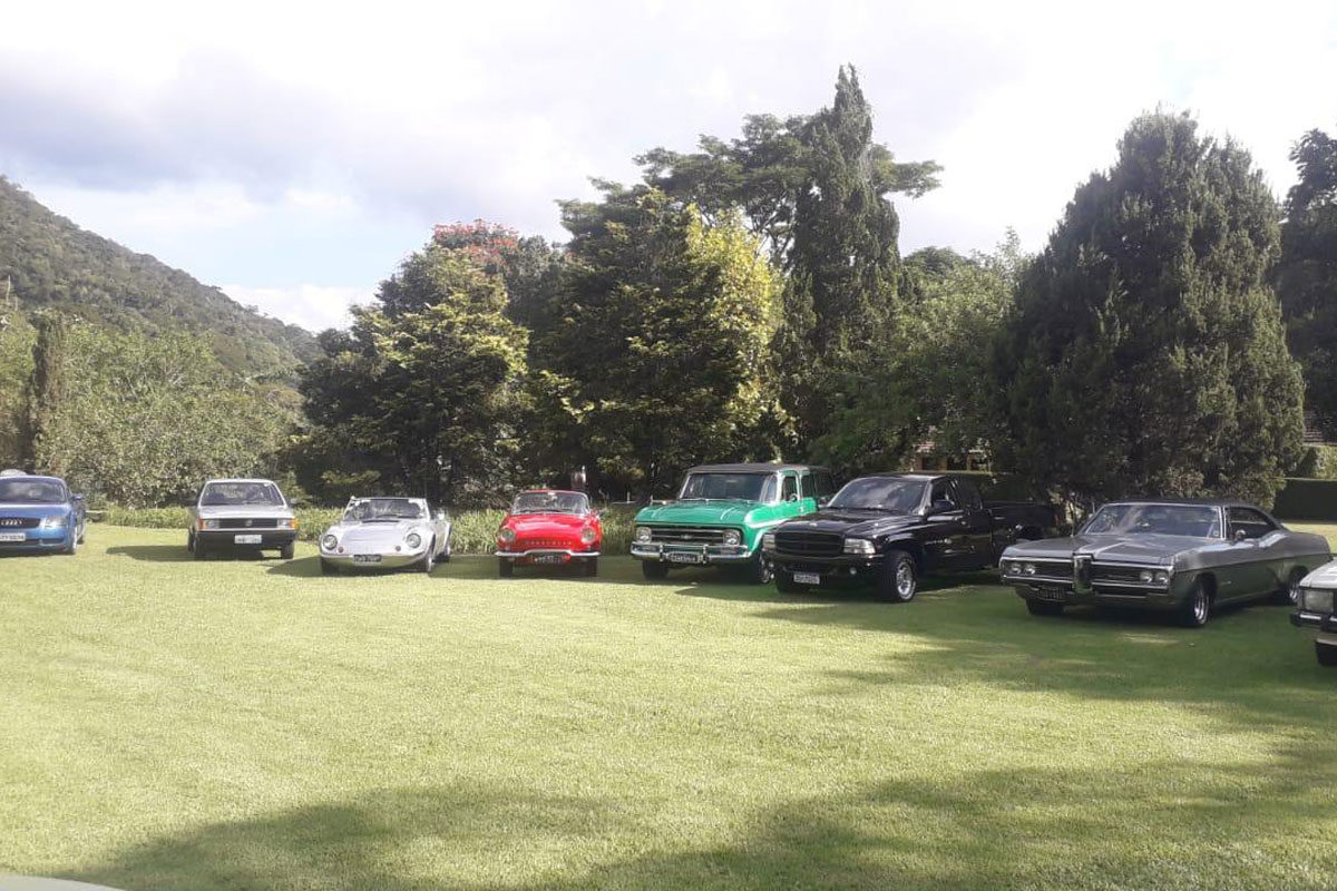 Exposição de carros antigos reúne modelos clássicos em Juiz de Fora
