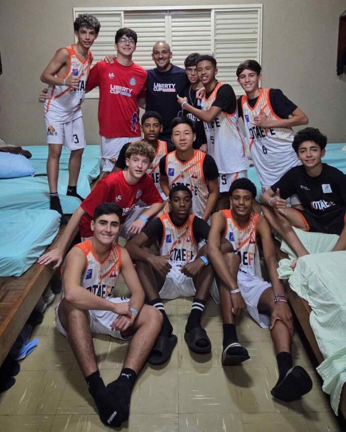 Pódio e encontro com ex-NBA: sub-14 do Jotaefe Basquete encerra participação em torneio em São Paulo 10 Pódio e encontro com Alex 'O Brabo': Jotaefe Basquete encerra participação em torneio em São Paulo