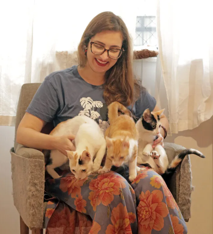 Adoção: mais de mil animais aguardam a chance de ter um lar em Juiz de Fora 48 LAIS E AS GATINHAS ADOTADAS fOTO LEONARDO COSTA 03.jpg