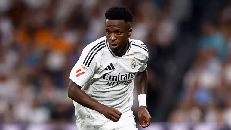 Vini Jr recebe notícia do Real Madrid e torcida descobre qual camisa ele vai vestir no futuro