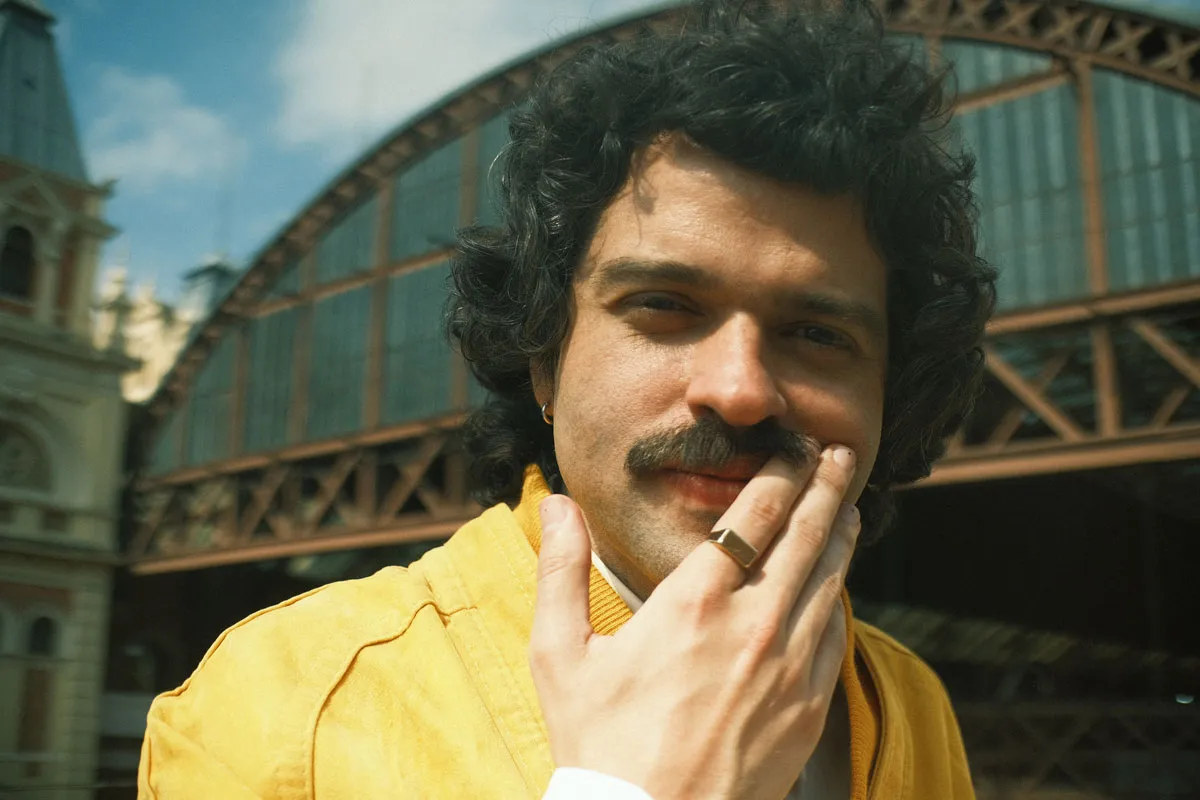 Com show gratuito em Juiz de Fora, Rafa Castro lança novo álbum, ‘Em silêncio o afeto cresce’