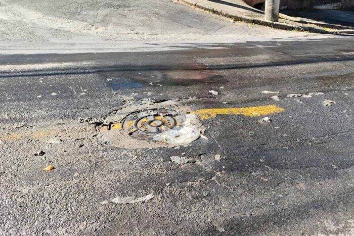 Vazamento de água e esgoto na Rua Antônio Passarela persiste há dois dias