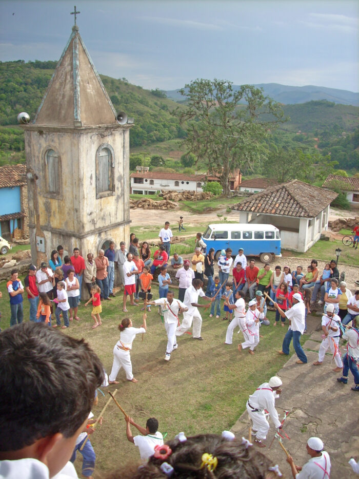 O que faz de Conceição do Ibitipoca candidata a melhor vila turística do mundo? Descubra em 6 curiosidades 4 Vila de Conceicao do Ibitipoca danca do congado e mocambique 2007 Foto Leonardo Costa 01.jpg