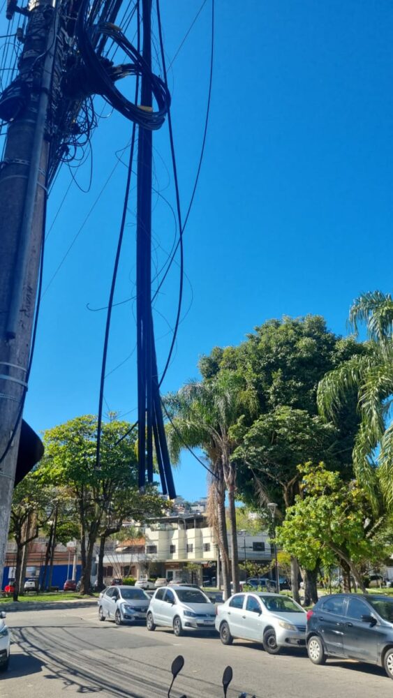 Fios soltos oferecem risco a pedestres no Mariano Procópio 1 WhatsApp Image 2026 07 02 at 10.48.31