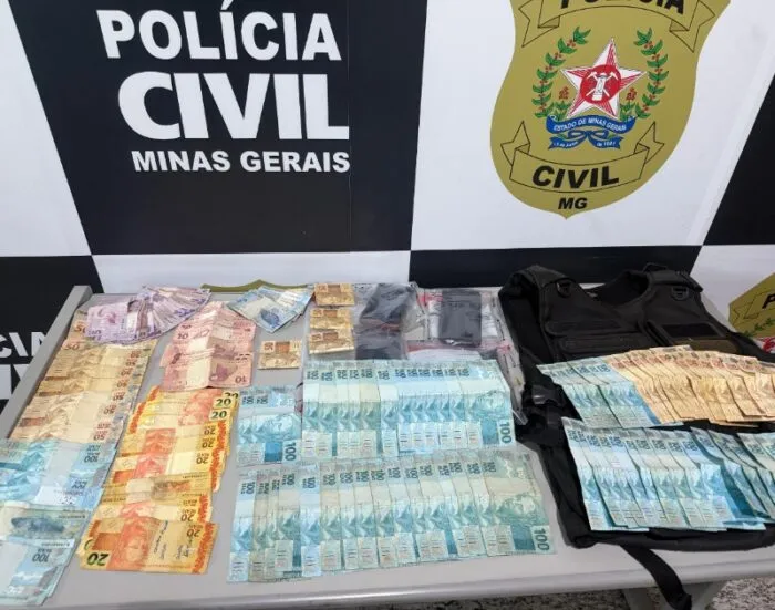 Polícia Civil apreende colete a prova de balas, celulares e dinheiro