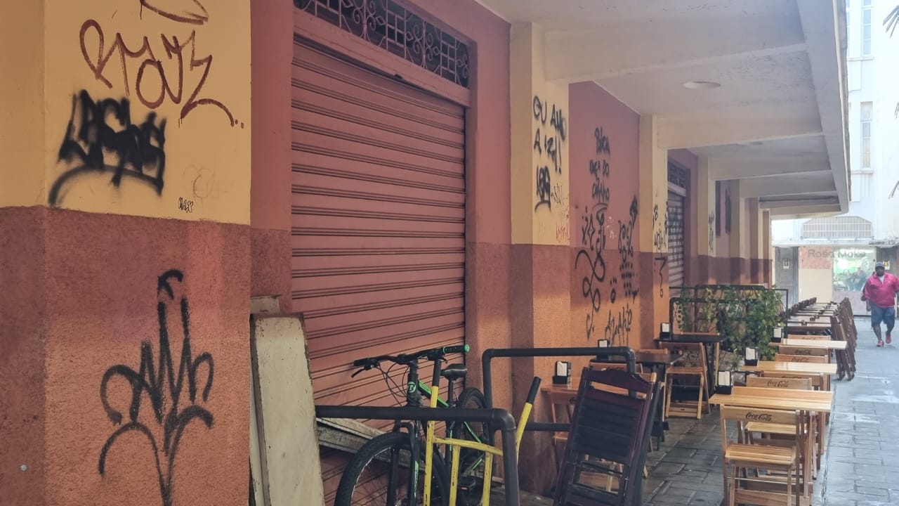 Pichações persistem nas paredes do Cine-Theatro Central
