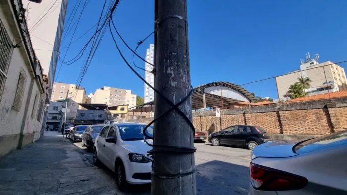 Fios soltos próximos à escola chamam atenção em São Mateus