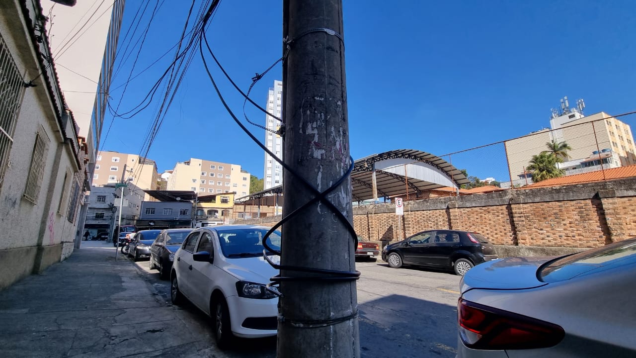 Fios soltos próximos à escola chamam atenção em São Mateus