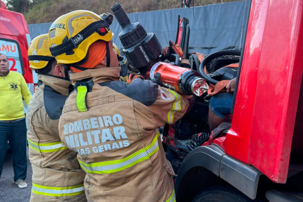 Acidente entre dois caminhões na BR-040 deixa motorista preso às ferragens 1 acidente 040 foto corpo de bombeiros