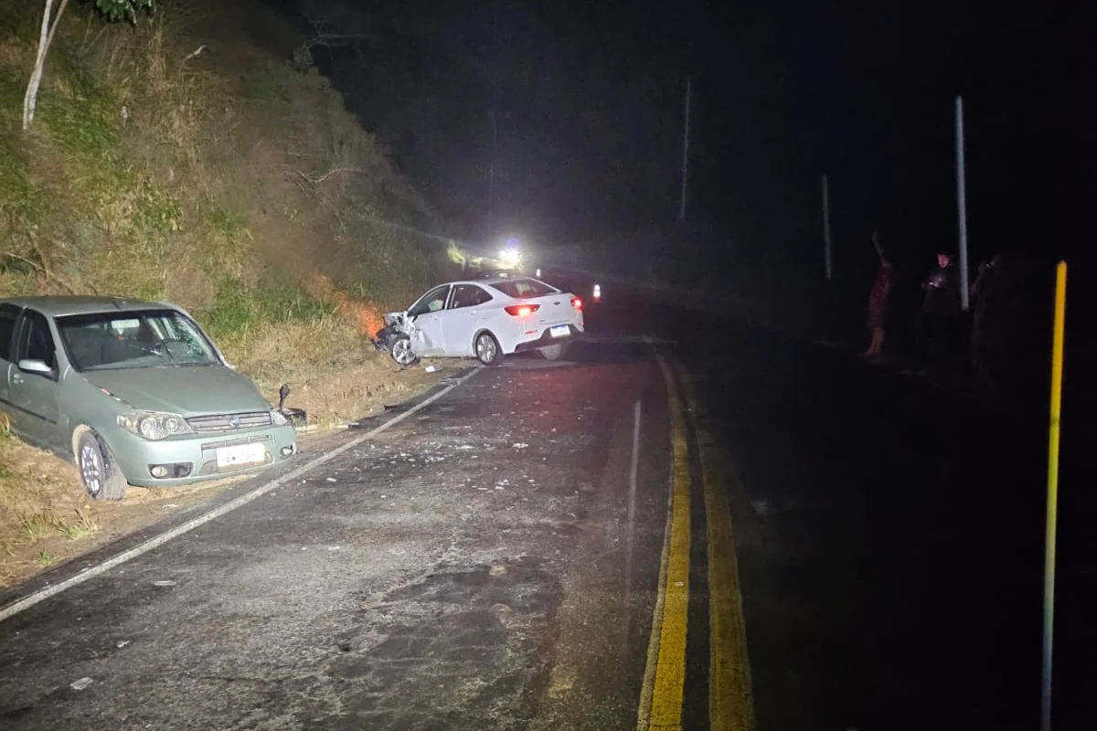 Colisão entre dois carros deixa feridos na MG-126, em Rochedo de Minas