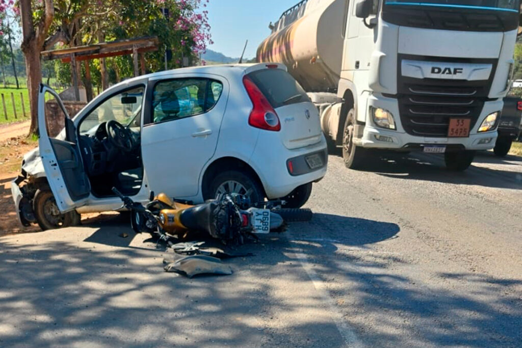 Colisão na MG-133 deixa motociclista e passageiro feridos 2 acidente carro motocicleta prf