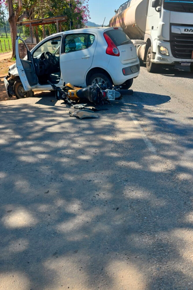 Colisão na MG-133 deixa motociclista e passageiro feridos 1 acidente carro motocicleta prf rodovia