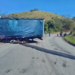 Acidente entre moto e caminhão deixa homem ferido na MG-353