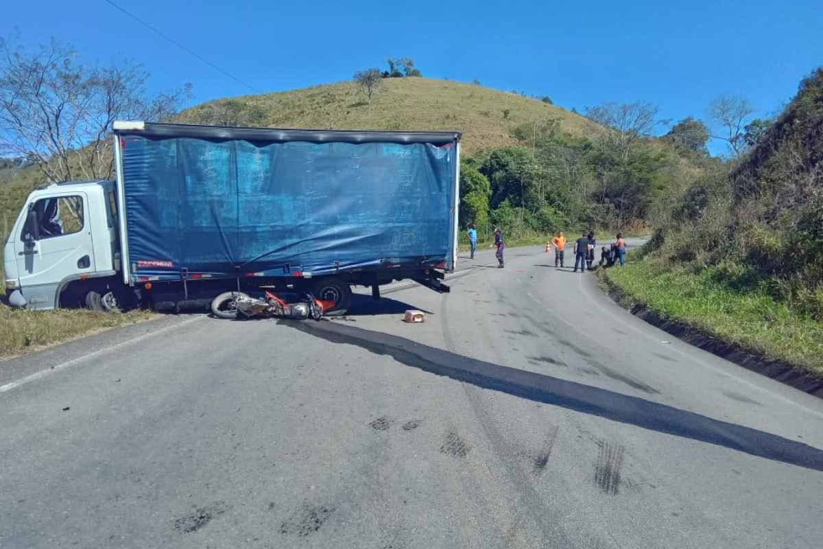 Acidente entre moto e caminhão deixa homem ferido na MG-353