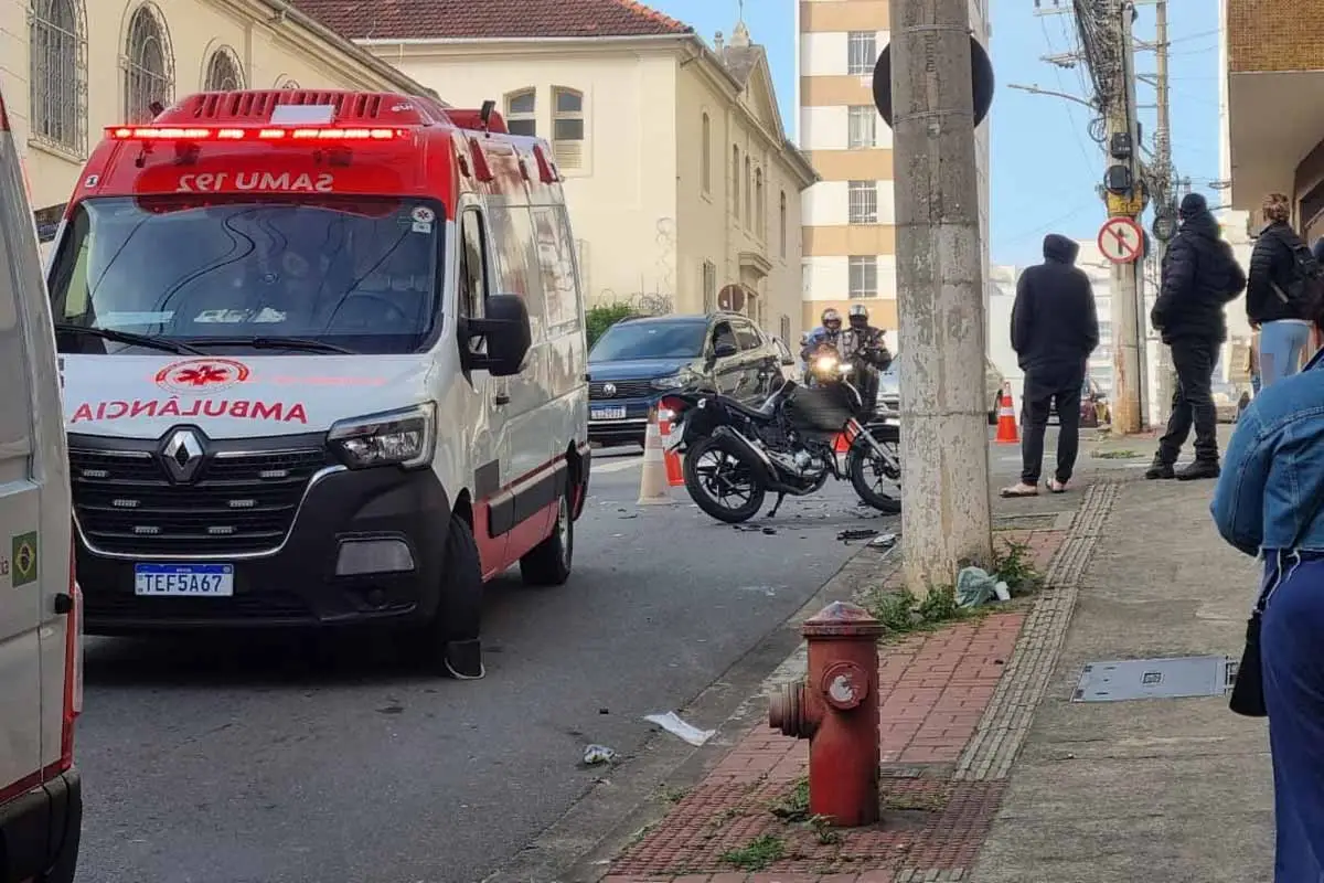 Motorista foge sem prestar socorro após acidente que deixa dois feridos no Centro de Juiz de Fora 1 Motorista foge sem prestar socorro após acidente que deixa dois feridos no Centro de Juiz de Fora