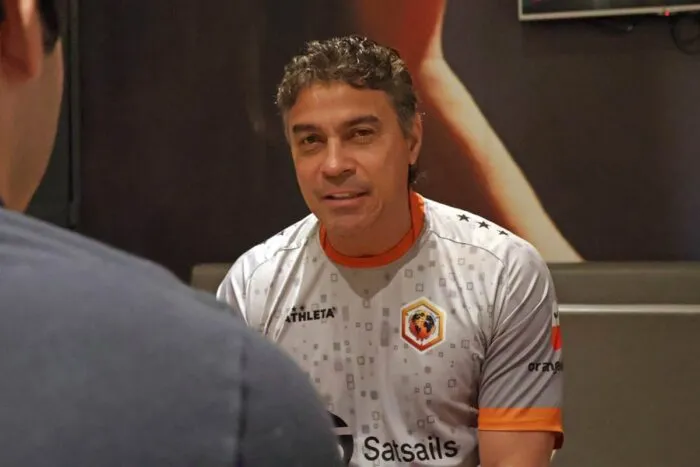 Ex-companheiro de Romário e Ronaldinho Gaúcho, Alex Dias lembra carreira, partida em JF e lamenta cenário vivido pelo Tupi