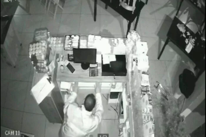 Restaurante é invadido e furtado durante a madrugada em Juiz de Fora