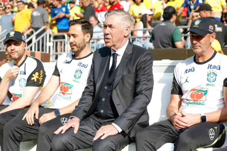 Enquanto o técnico da Argentina ganha R$ 13,5 milhões por ano, Ancelotti recebe muito mais no Brasil