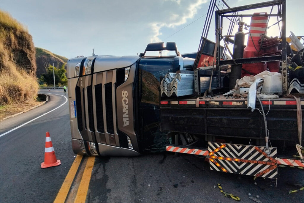 Carreta carregada com biscoitos tomba, atinge caminhão e deixa quatro vítimas na BR-116 1 carreta leopoldina o vigilante