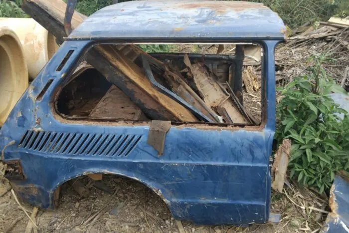 Homem é preso e multado em mais de R$ 7 mil após carro furtado ser encontrado desmontado
