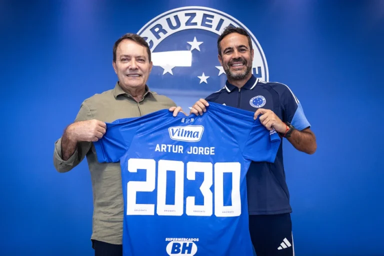 Torcida do Cruzeiro comemora a chegada de 2 novos reforços no clube