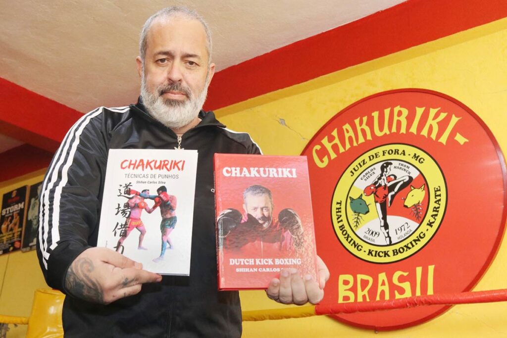 Com 40 anos de 'dutch kickboxing', mestre Carlos Silva é 8º dan e formou mais de mil faixas pretas em JF 5 dutch kickboxing
