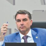 Flávio Bolsonaro diz confiar nas urnas, mas não explica informação falsa