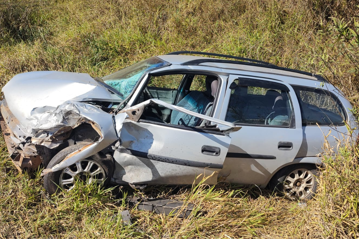 Ultrapassagem irregular provoca acidente com três veículos e deixa dois feridos em rodovia de São João del-Rei