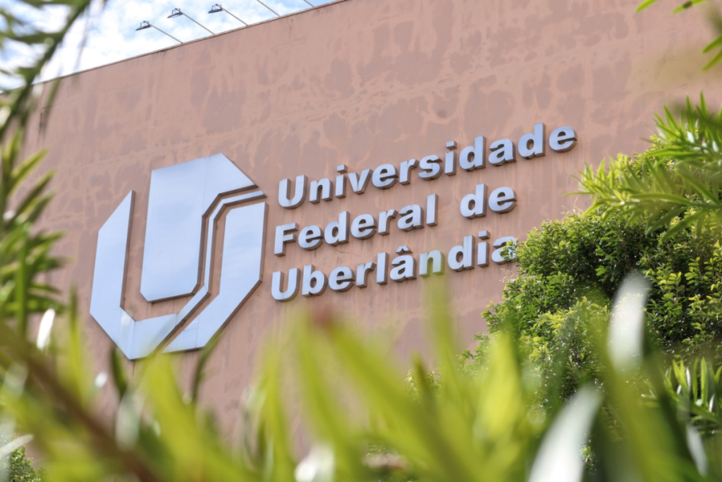 Concurso público para professor da UFU tem salários de até R$ 13,7 mil 1 fotos 1 3