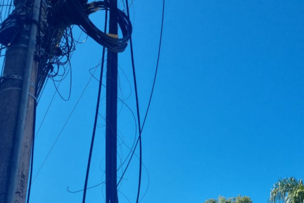 Fios soltos oferecem risco a pedestres no Mariano Procópio 2 fotos 15
