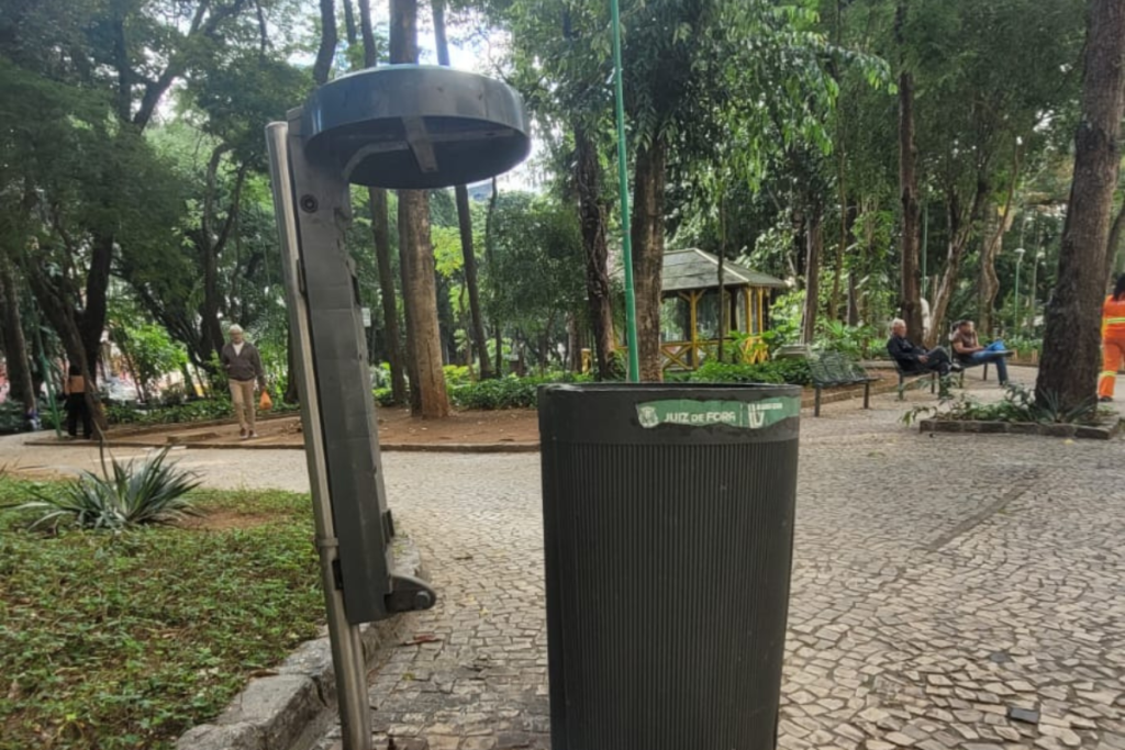 Lixeira danificada compromete limpeza no Parque Halfeld 2 fotos 16