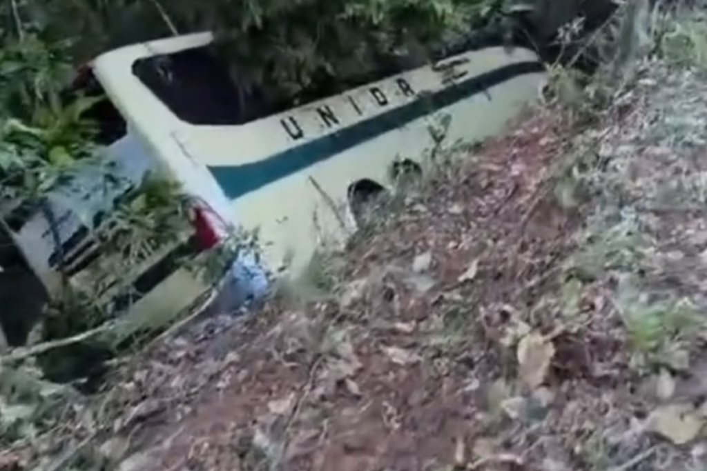 Ônibus que saía de Juiz de Fora rumo ao Rio de Janeiro cai em ribanceira na Serra de Petrópolis 1 fotos 2026 07 16T075244.653