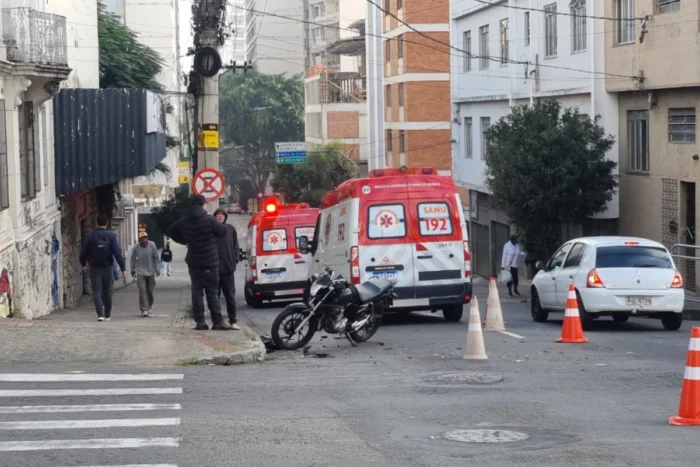 Motorista foge sem prestar socorro após acidente que deixa dois feridos no Centro de Juiz de Fora