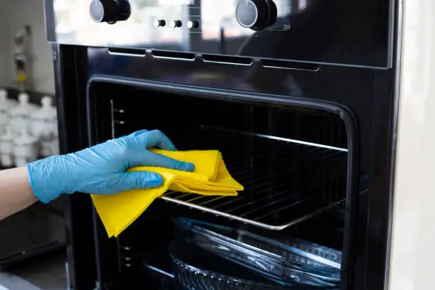 Aprenda o método que remove gordura da grelha do forno sem esforço