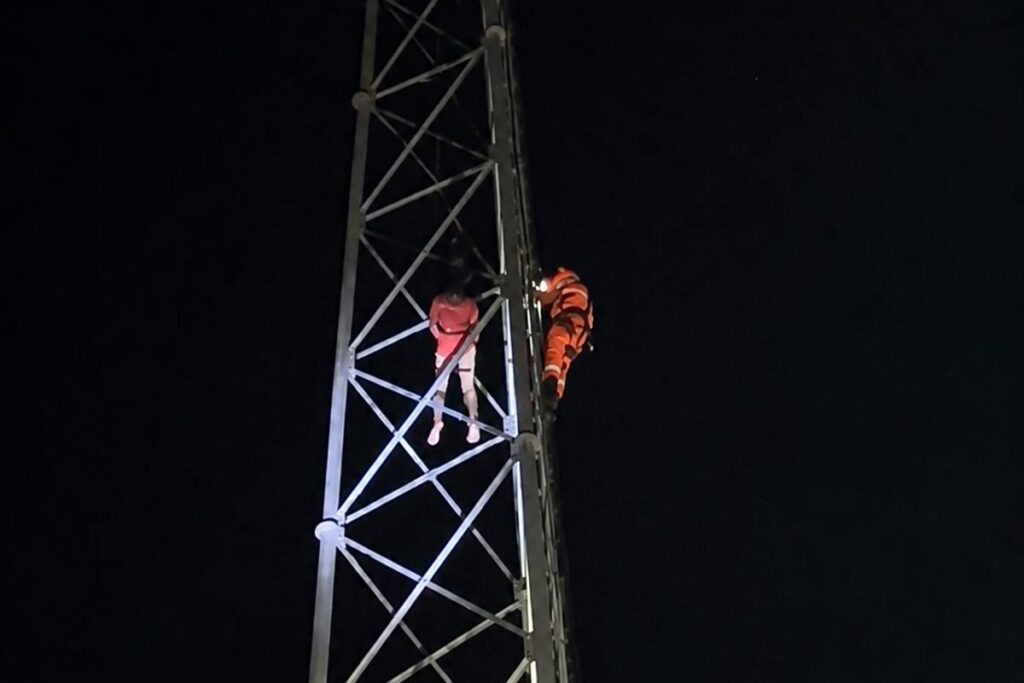 Homem é resgatado por bombeiros após escalar 40 metros em torre de telefonia
